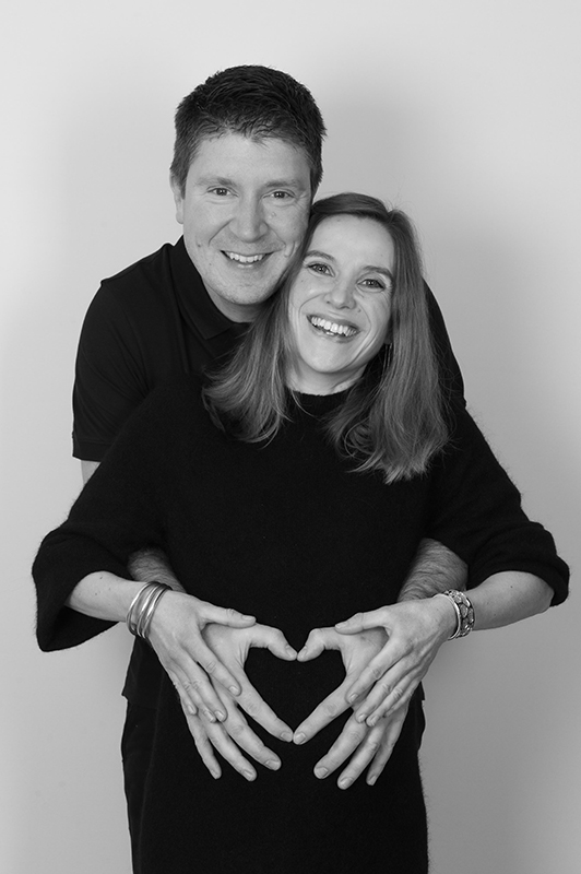 Jeune couple grossesse souires coeur su le ventre