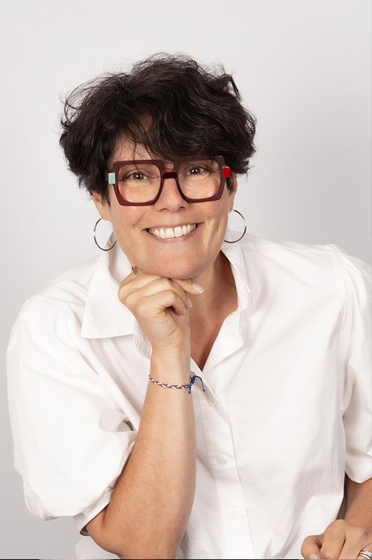 Femme brune grandes lunettes noires grand sourire