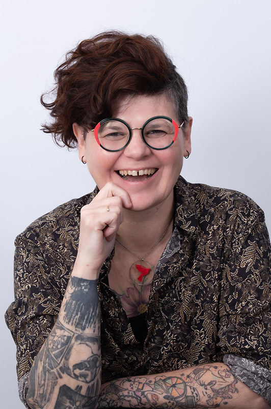 jeune femme eclat de rire avec lunettes rouges et noires