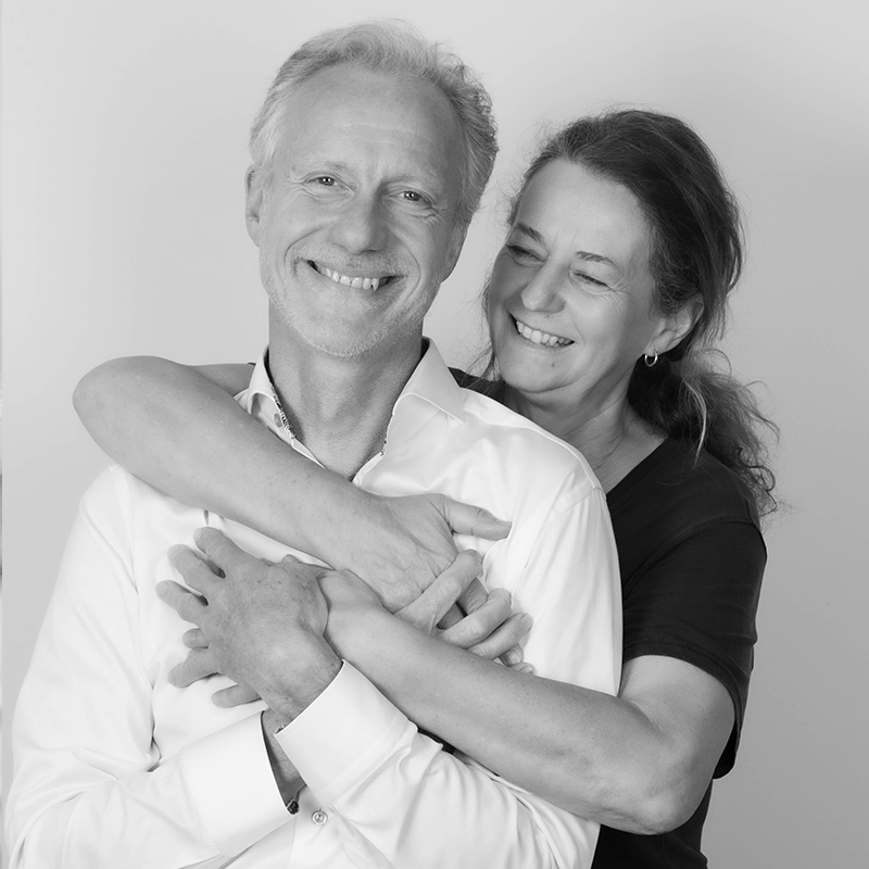 photo studio à Le Pallet (dans le vignoble nantais) d'un couple debout, la femme enlaçant son époux