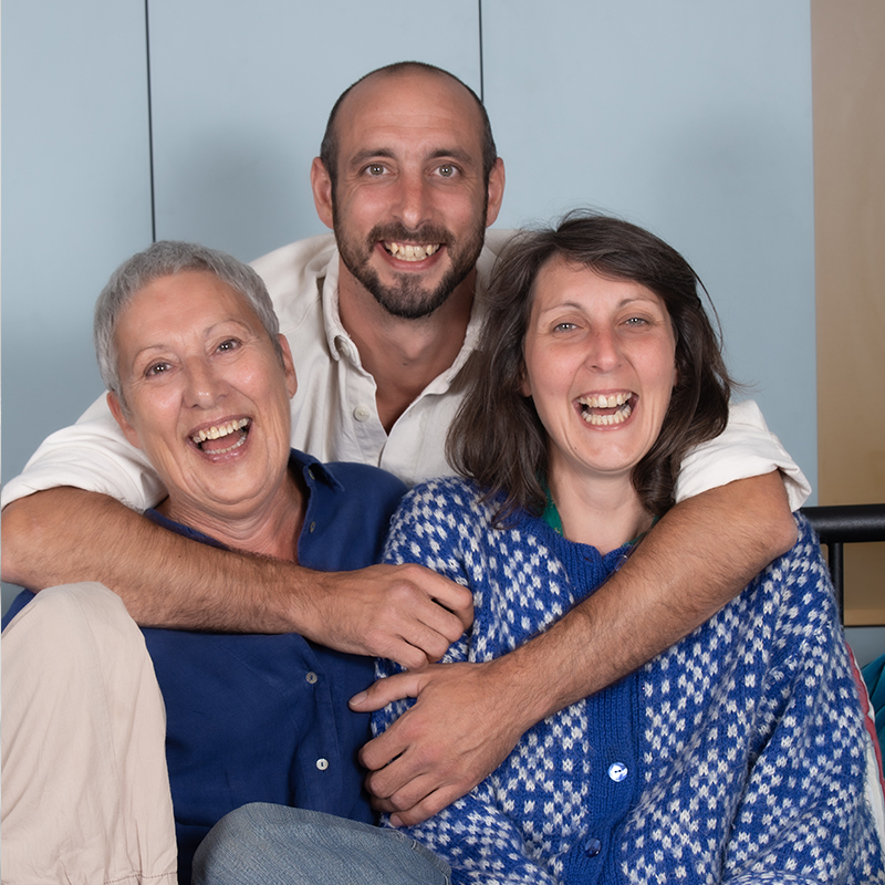 photo de famille, une mère et ses deux enfants, tous en train de rire