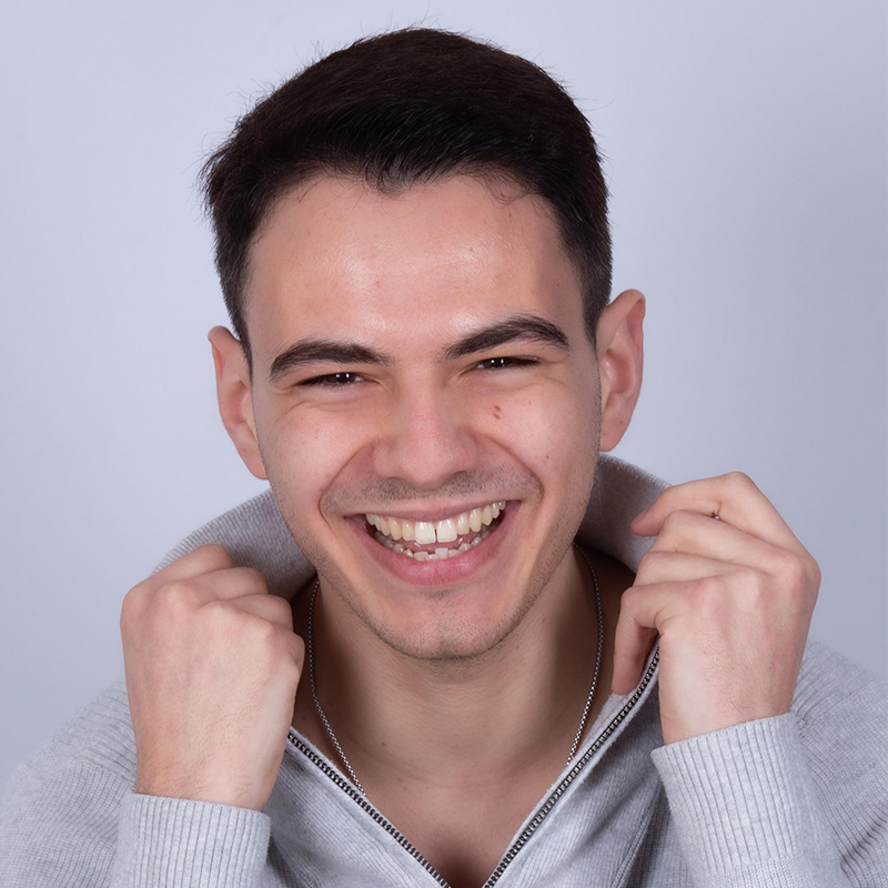 Séance photo à Le Pallet (proche de Vallet) pour réaliser le portrait d'un jeune homme tenant le col de son pull en riant