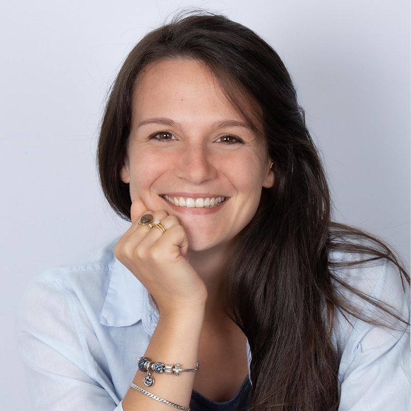 portrait photo de réseau d'une femme aux longs cheveux châtains